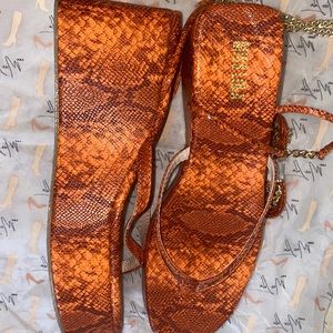 Platform sandals !